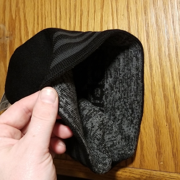 ADIDAS REVERSIBLE WINTER HAT - Picture 3 of 5